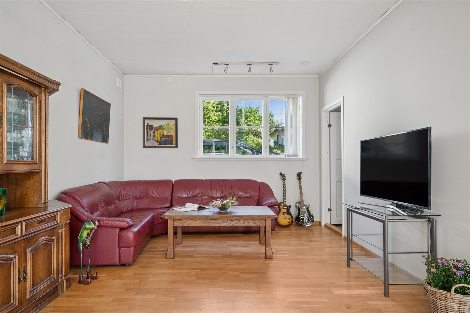 Stuen er praktisk inndelt i ulike soner, perfekt til både avslapning og sosiale sammenkomster. Galleribilde