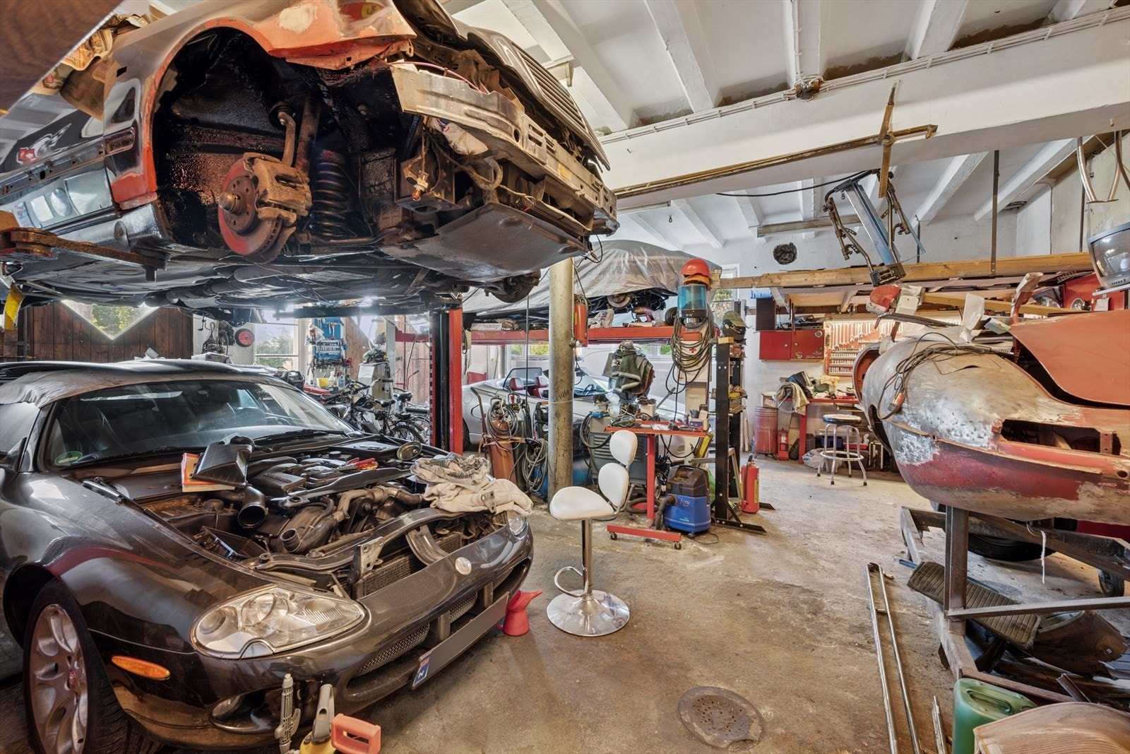 Bygningen er opprinnelig oppført som verksted fra 1957, og er bruksendret og ombygd til enebolig i perioden 2005-2025. Galleribilde