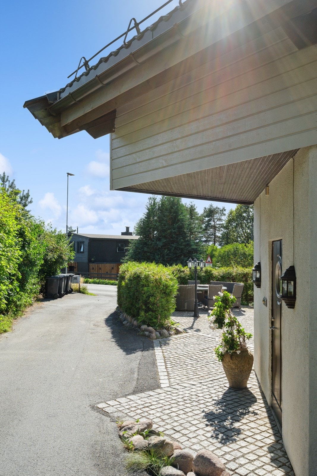 Her får du også tilgang til et pent opparbeidet uteområde med belegningsstein og hekk som skjermer godt for innsyn. Galleribilde