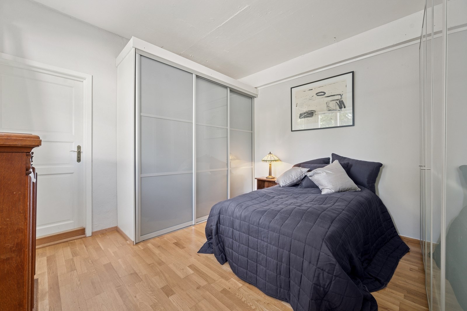 Hovedsoverommet fungerer som en privat suite med direkte tilgang til badet i første etasje, og oppbevaring i skyvedørsgarderobe. Galleribilde