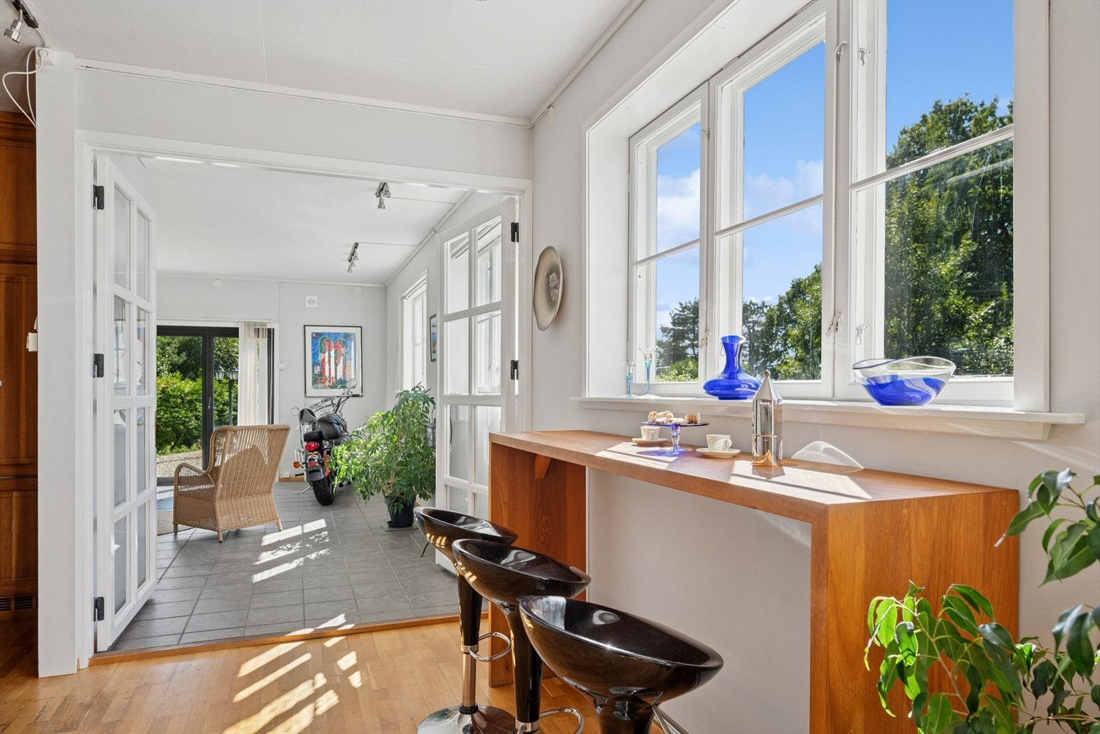 I kjøkkensonen er det også en praktisk bardisk, perfekt for frokost eller en kopp kaffe om morgenen. Galleribilde