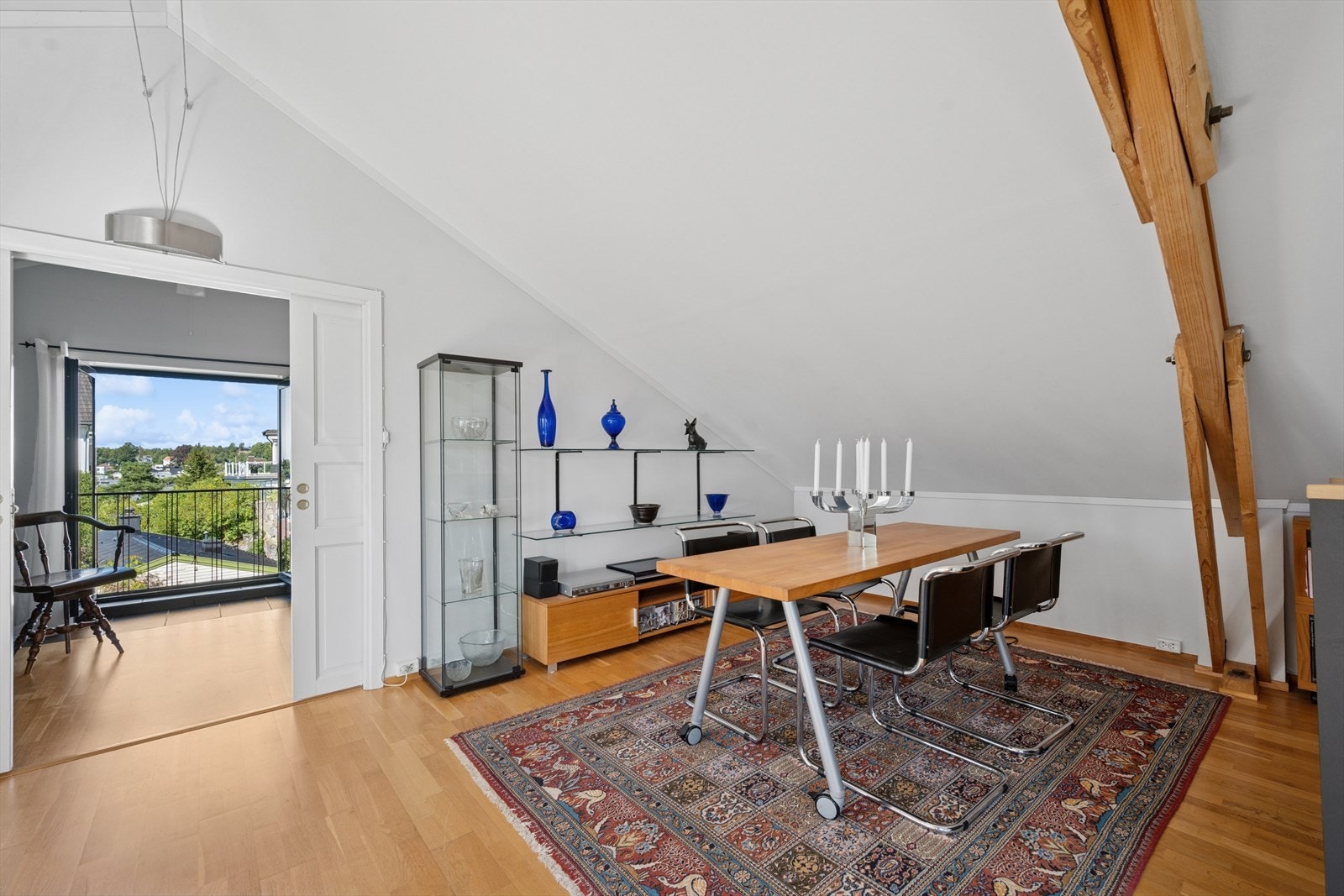 Loftstuen kombinerer varme materialer, vakker utsikt og en luftig atmosfære. Galleribilde