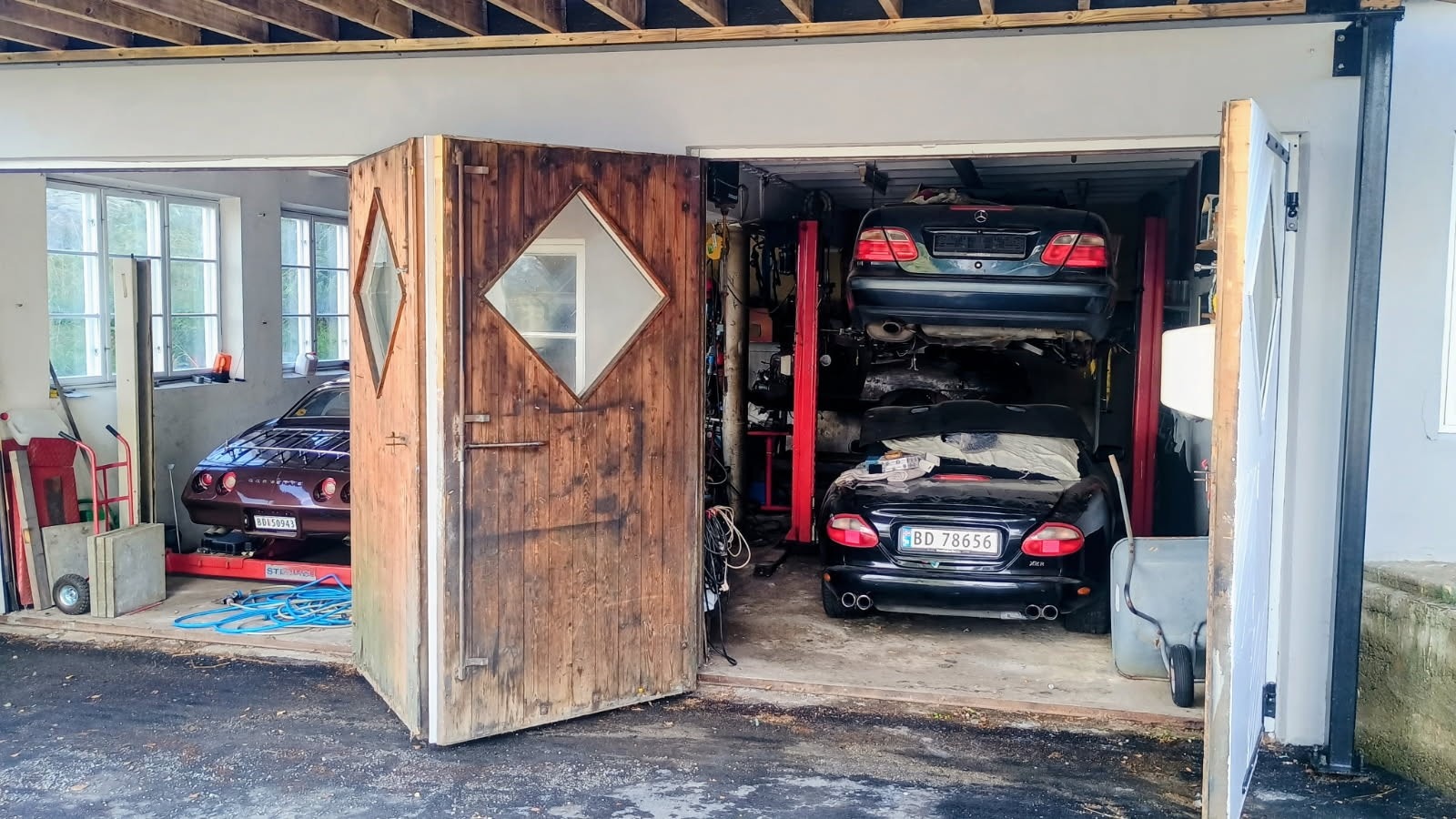 Stor og unik garasje som fremstår som et hobbyverksted med mulighet for parkerings-/arbeidsbukker. Galleribilde