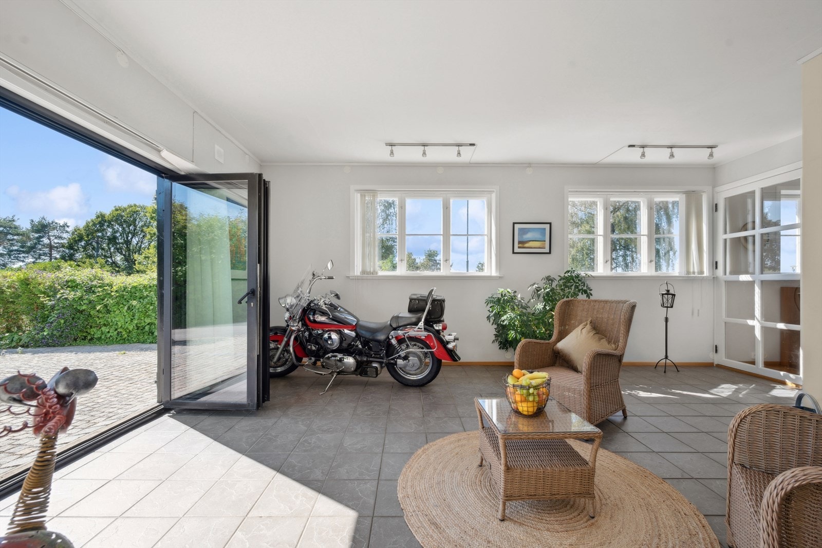 I tillegg til hovedstuen finnes det en ekstra stue i etasjen, som kan brukes som sommerstue, TV-stue eller til annet formål etter behov. Galleribilde