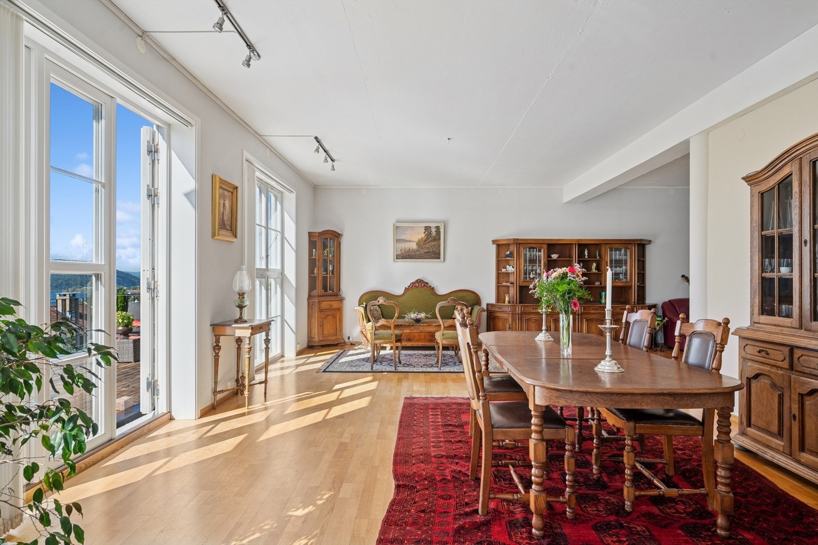 I første etasje finner du boligens hjerte, en stor og lys stue som umiddelbart imponerer med sine generøse vindusflater og luftige atmosfære. Galleribilde