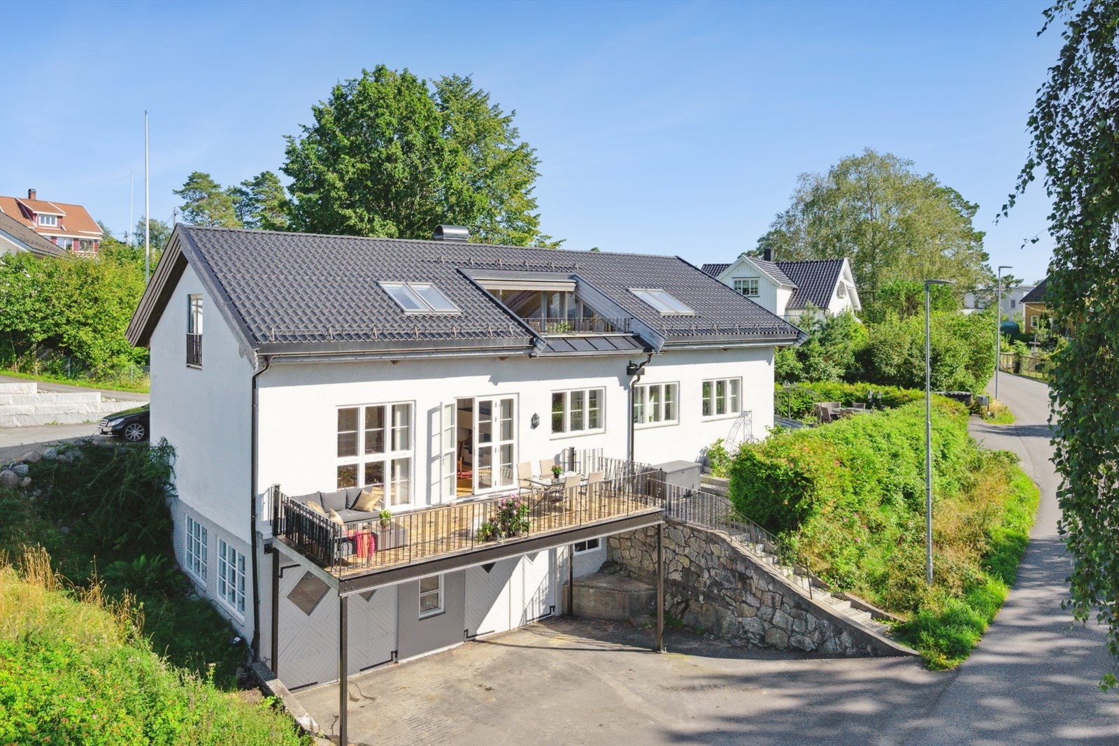 Eiendommen har svært gode solforhold og en fantastisk utsikt mot Oslofjorden og Drøbaksundet. Galleribilde