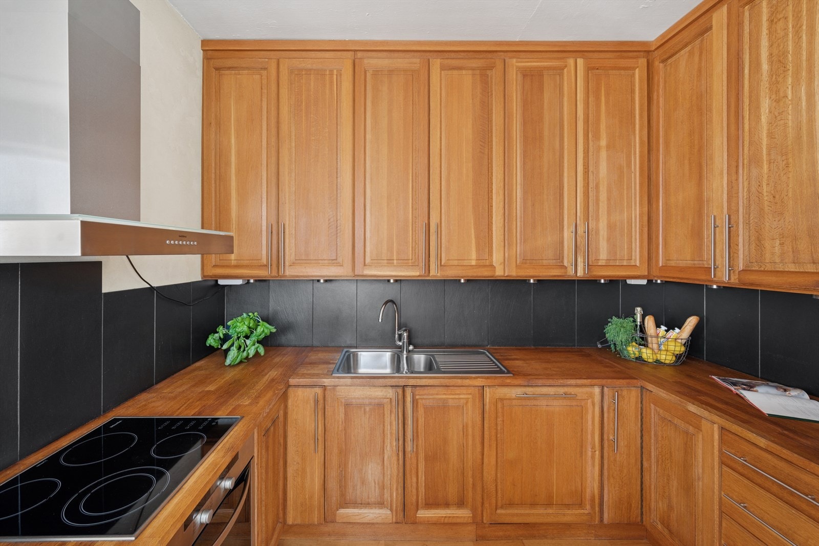 Kjøkkenet har rikelig med skap- og skuffeplass, og er utstyrt med integrerte hvitevarer som platetopp, stekeovn, oppvaskmaskin og kombiskap med kjøl og frys. Galleribilde