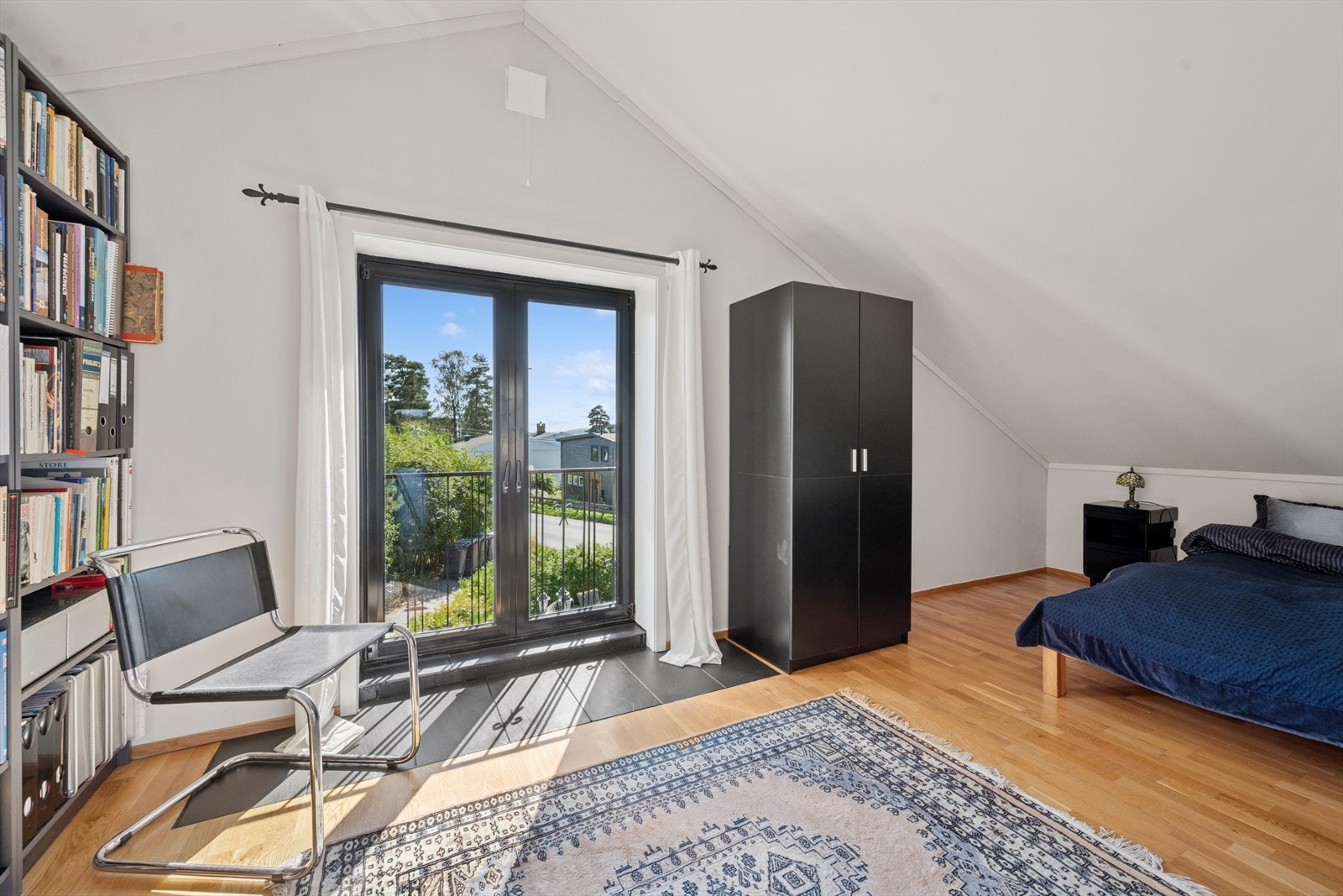 De to øvrige soverommene ligger i andre etasje, og har god plass til seng og tilhørende møblement. Galleribilde