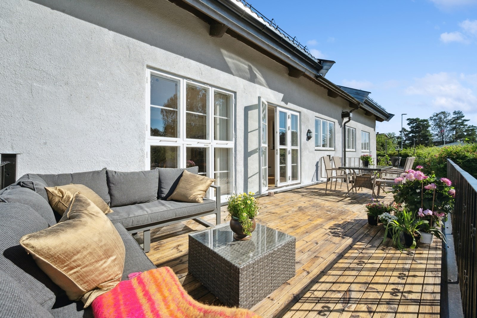 Sømløs overgang mellom inne og ute. Galleribilde