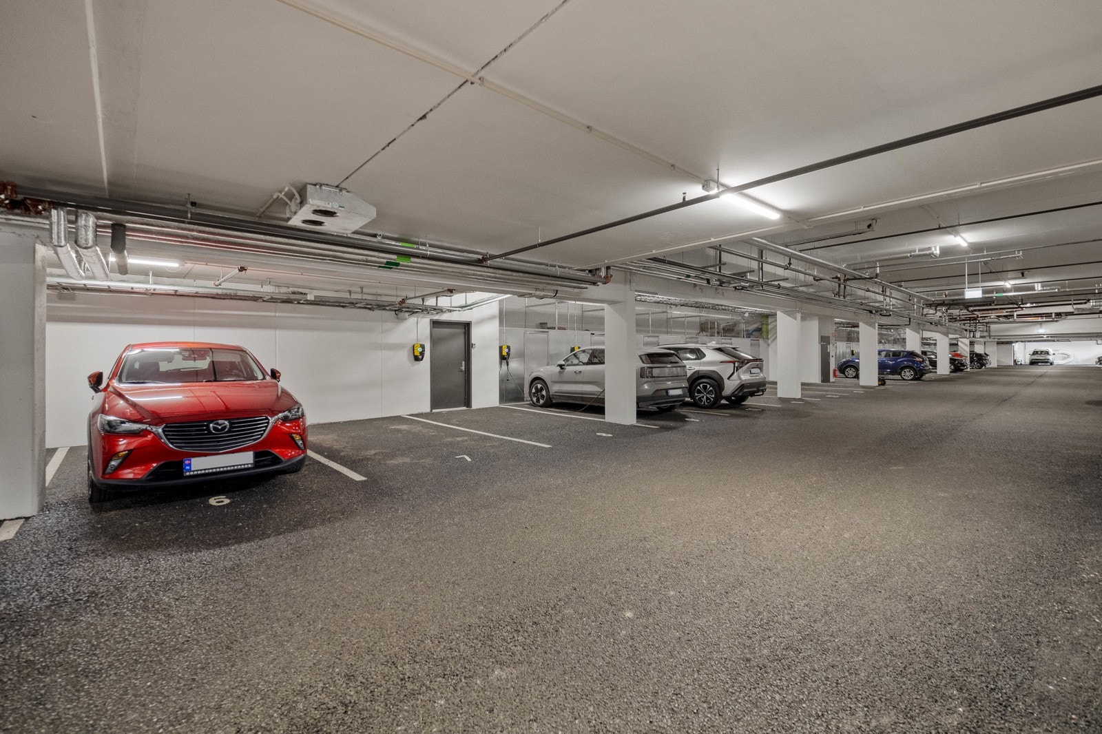 Her kan man kjøre bilen ned i en oppvarmet garasjekjeller - En biloppstilling medfølger Galleribilde