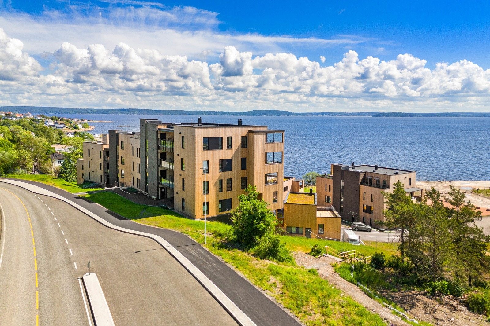 Bussholdeplass i umiddelbar nærhet - Gangvei inn til Tofte sentrum Galleribilde