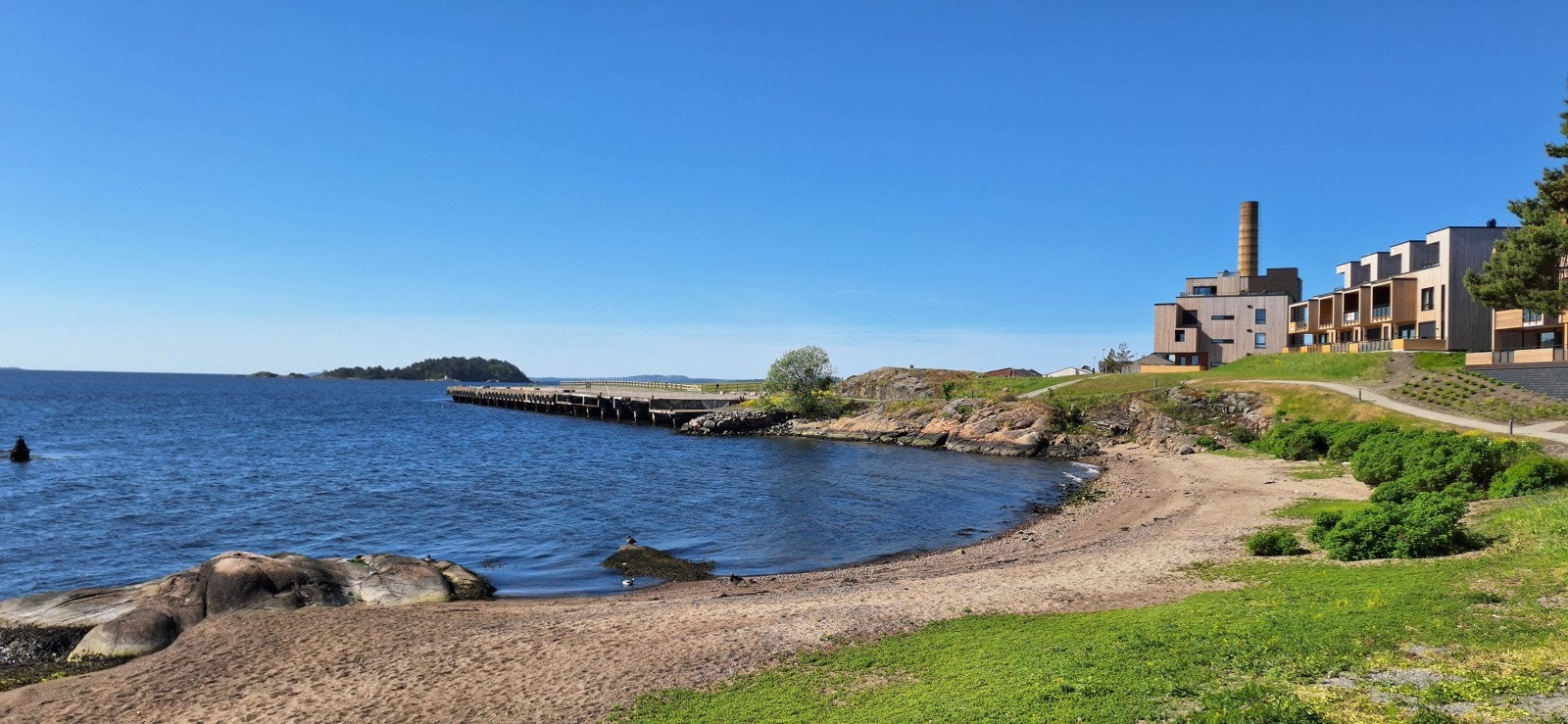 Her har man stranden rett på nedsiden av leiligheten Galleribilde