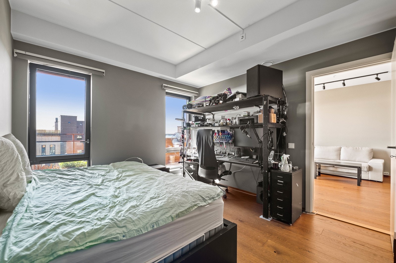 Romslig soverom med fjordutsikt - Takbelysning og rullgardin styres i fra IKEA smart home Galleribilde