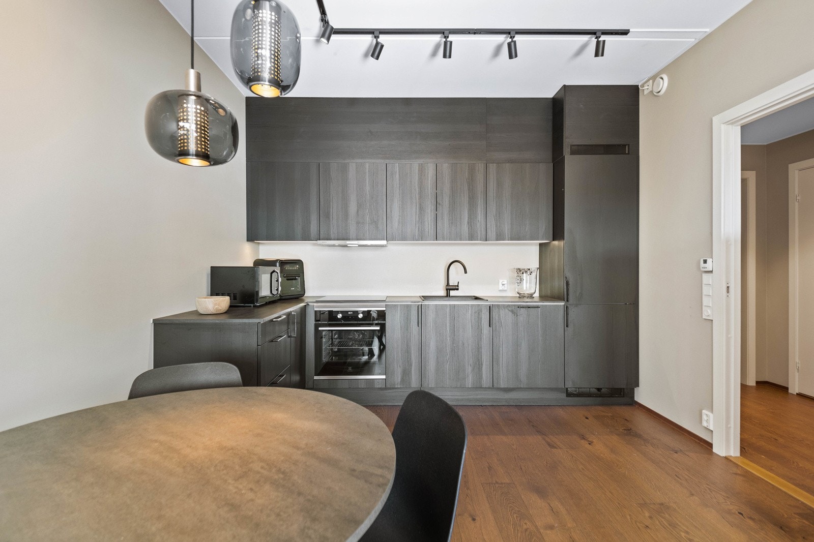 Leiligheten har en åpen kjøkkenløsing Galleribilde