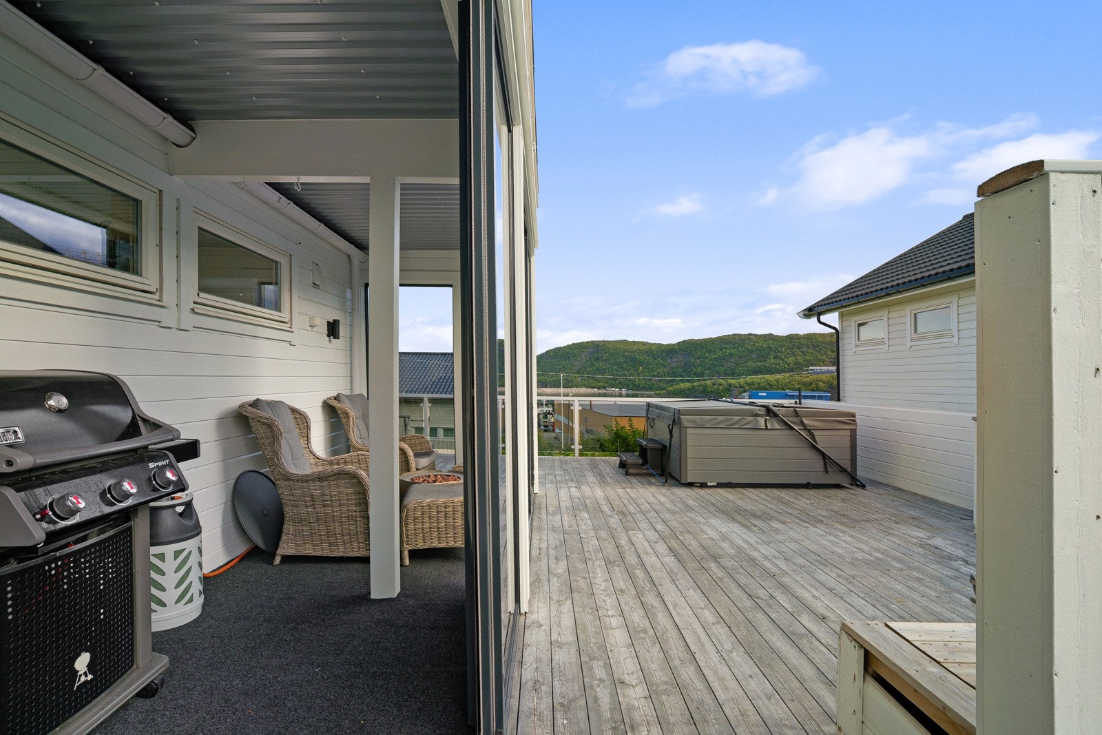 Det er stor terrasse ved inngangspartiet med Jacuzzi for ekstra velvære