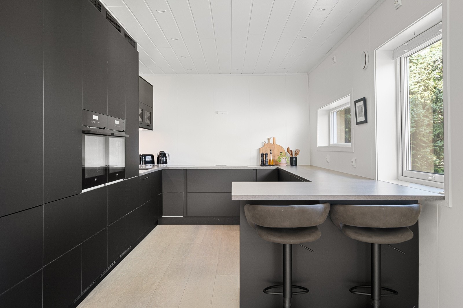 Pen, moderne og stilfull kjøkkeninnredning fra 2020. Godt med skap og benkeplass, samt barløsning mot stue.