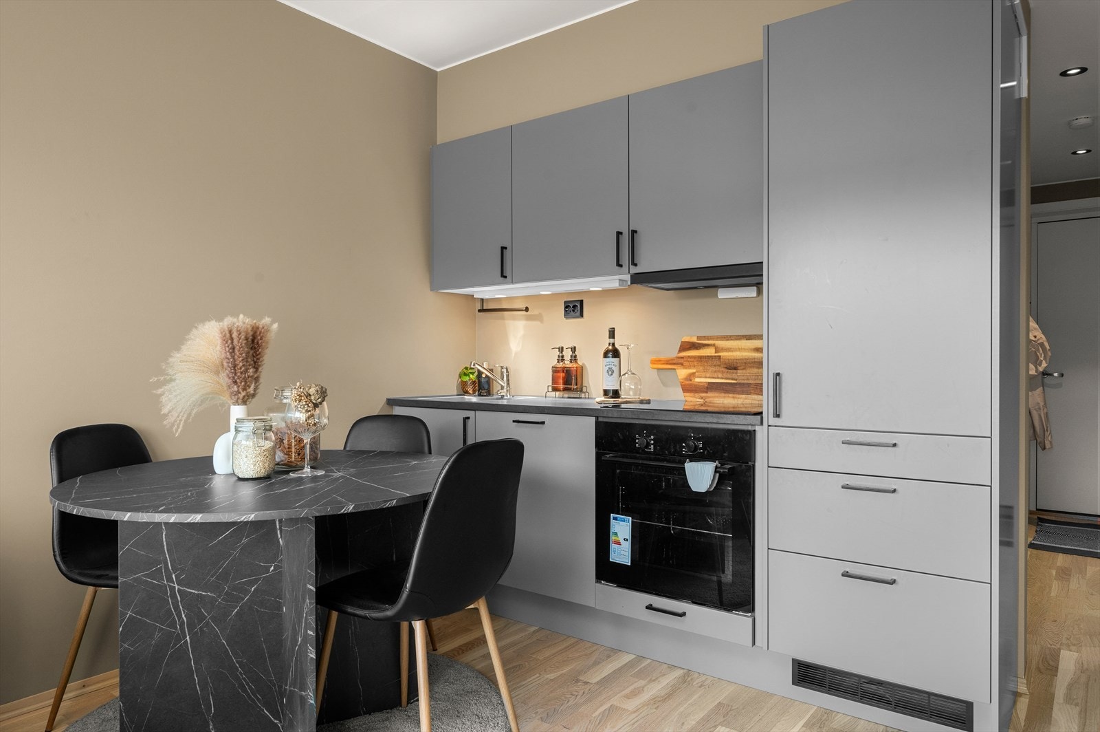 På kjøkkenet medfølger det integrerte hvitevarer som stekeovn, kjøleskap, oppvaskmaskin og platetopp. Galleribilde