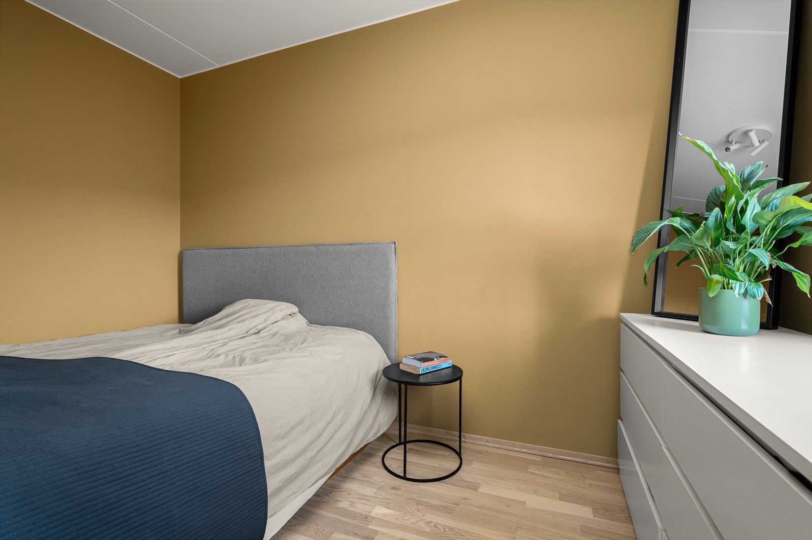 Leiligheten har to soverom, hvor hovedsoverommet er på 7,6 m² med god plass til seng og tilhørende møblement. Galleribilde