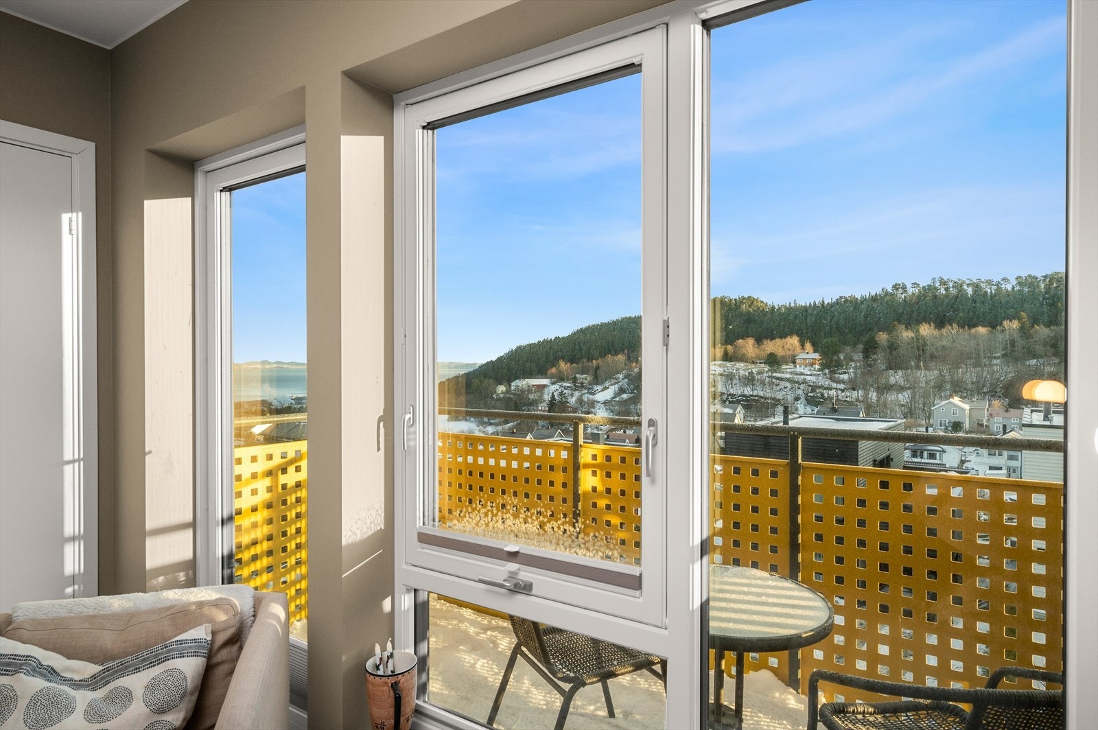 Fra stuen har man direkte adgang til leilighetens balkong på 4,5 m². Galleribilde