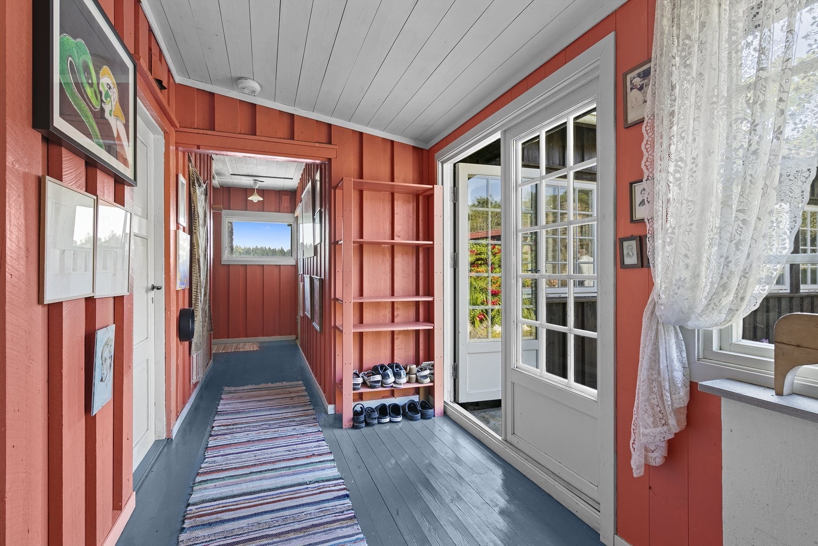 Gangen ble kledd inn i 1989. Hytta besto tidligere av to bygg, som da ble bygget sammen. Galleribilde