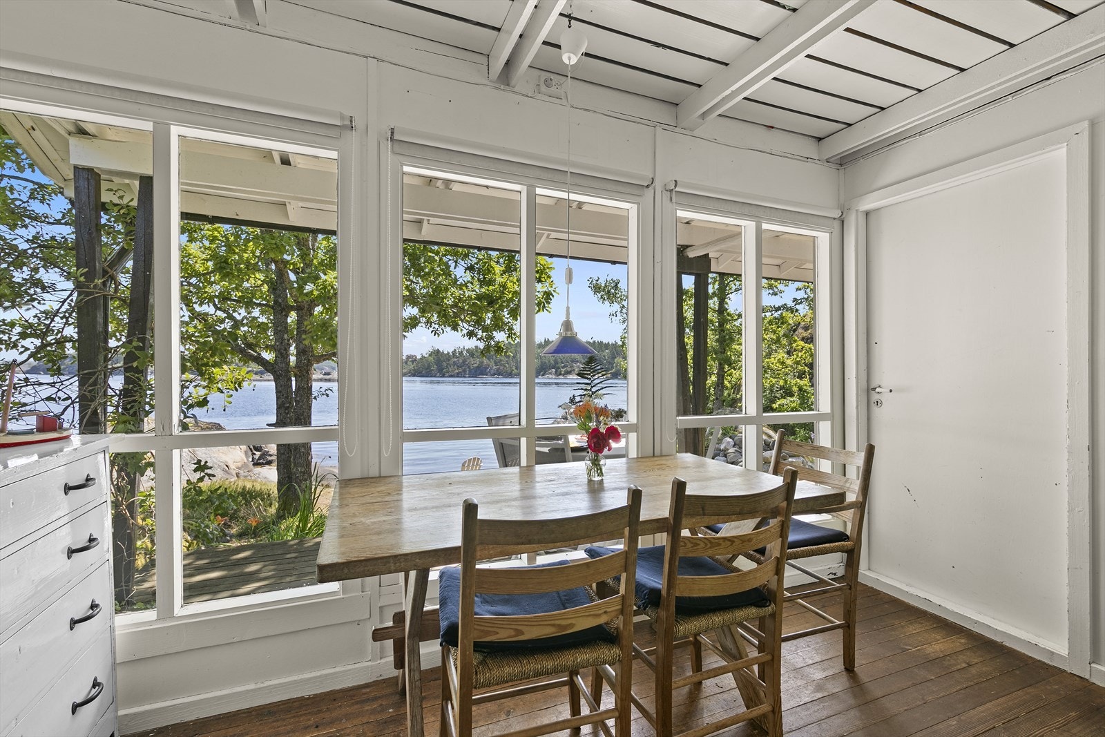 Det er nydelig utsikt til sjøen fra strandhytta. Galleribilde