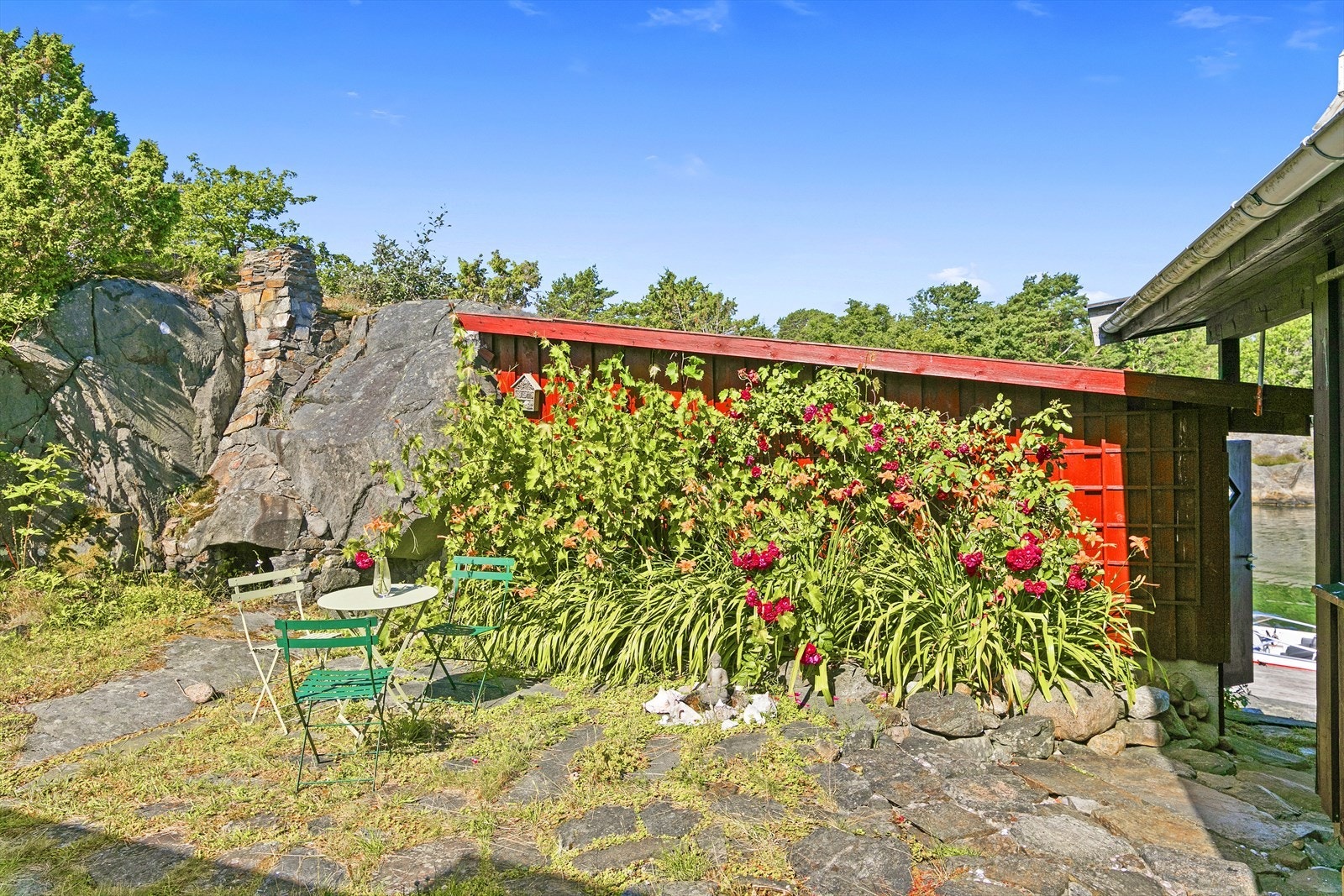 Her er det et privat og deilig tilholdssted med klatreroser, oppmurt utepeis og sitteplasser. Noen få trappetrinn unna er brygga. Galleribilde