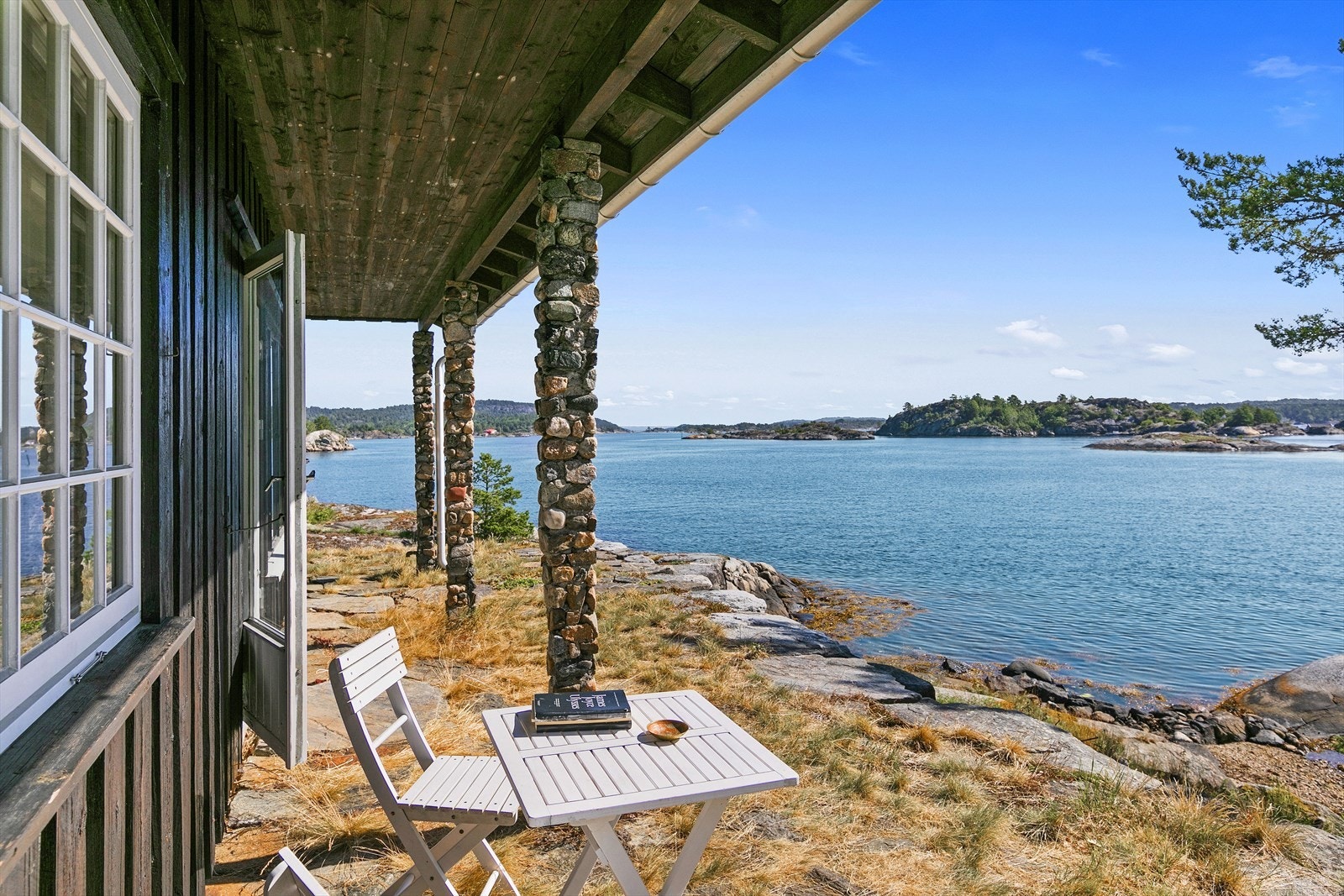 Her er det platting i naturstein mot sjøen og nydelig utsikt. Galleribilde