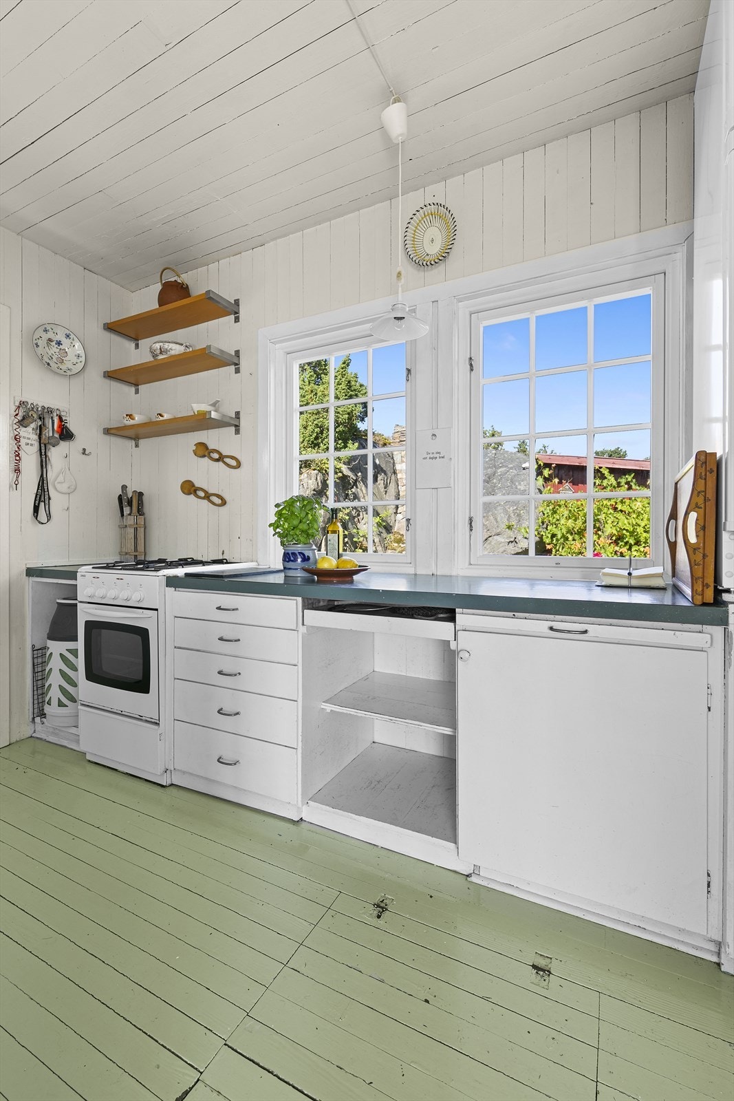 Det er benkeplate i laminat og i stål, samt dobbel vask i stål. Gasskomfyr og gasskjøleskap medfølger. Galleribilde