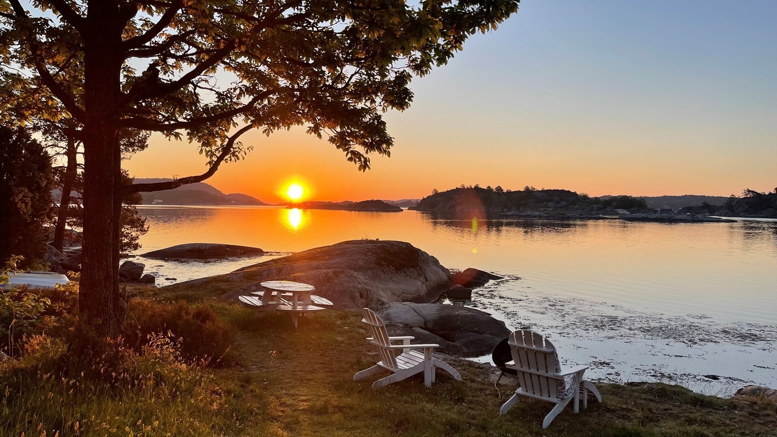 Soloppgang sett fra strandhytta. Galleribilde