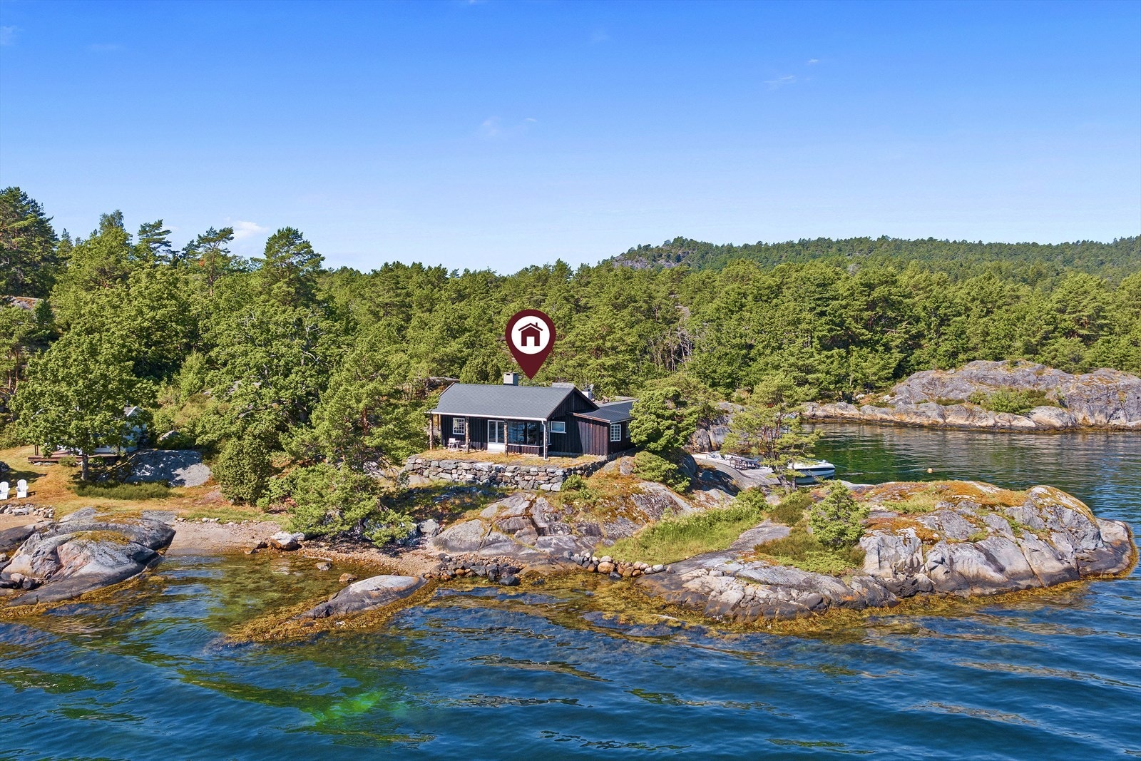 Uteplassen foran hytta er bygget opp med forstøtninsmur i naturstein. Galleribilde