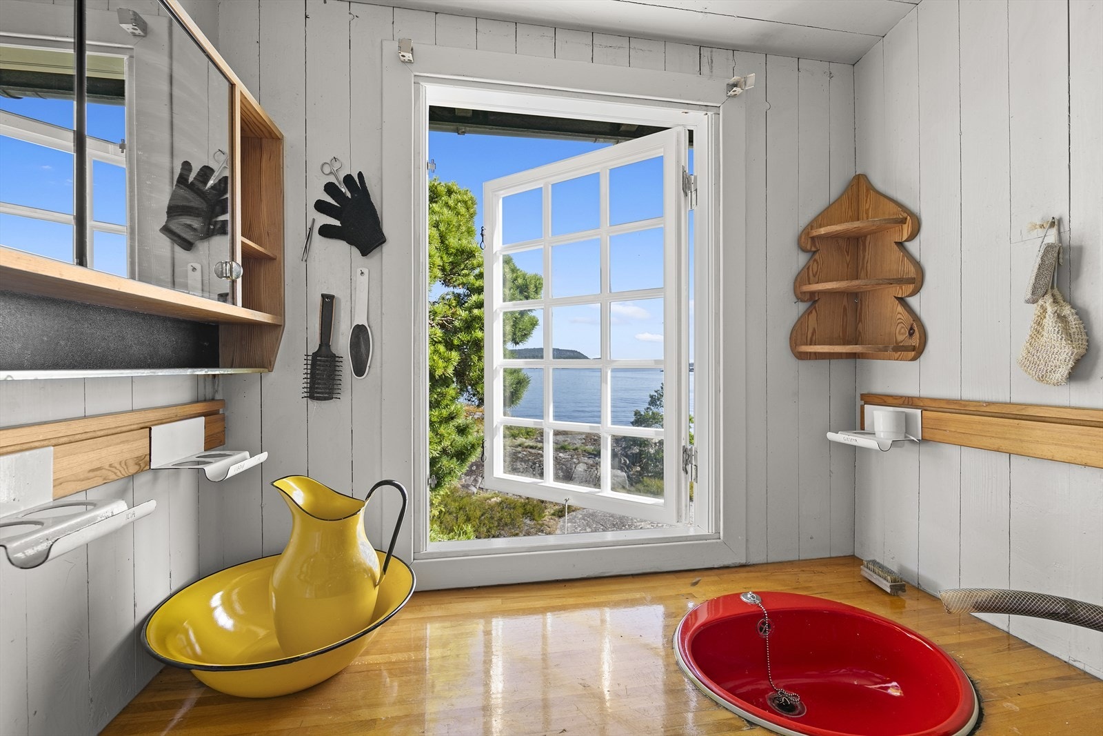 Soveromsfløyen inneholder også et stellerom. Det er ikke innlagt vann, med det er vannrør til cisterne med pumpe (ikke drikkevann). Galleribilde