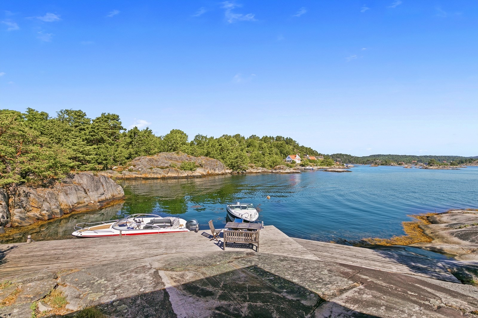 Brygga ved hovedhytta ligger vestvendt i en lun vik, og har fortøyningslengde på ca. 16 meter. Galleribilde
