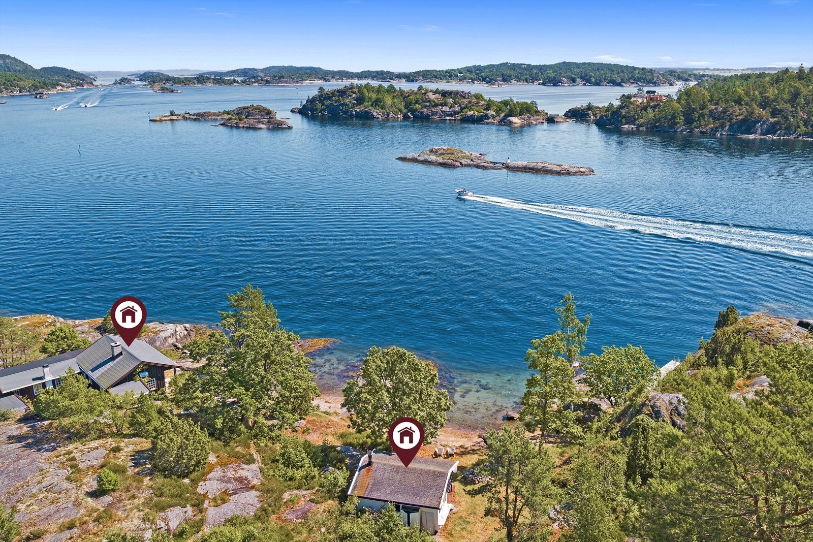 Eiendommen består av to tomter med to brygger og to hytter - en hovedhytte og en mindre strandhytte - samt sjøbod og utedo. Galleribilde