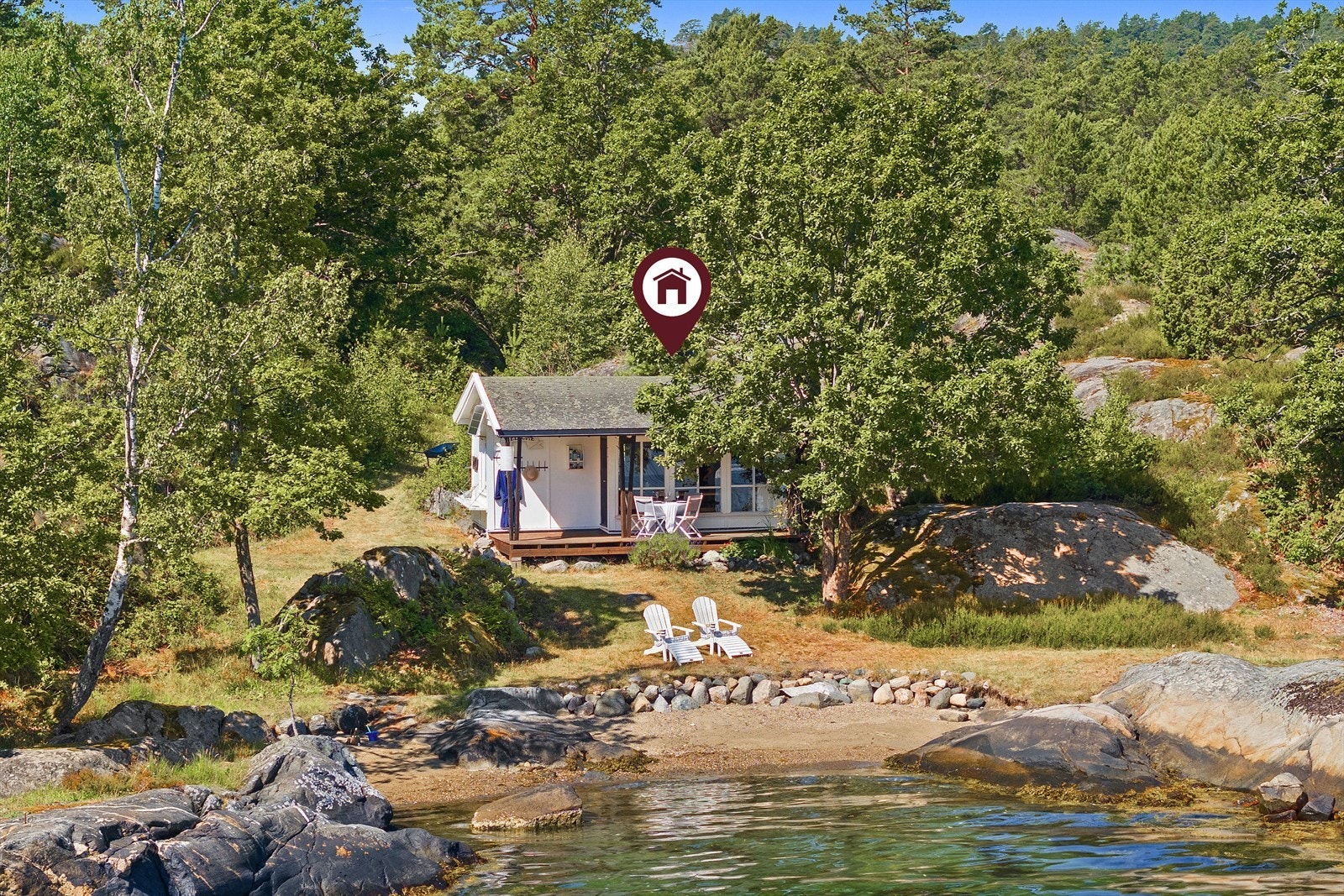Strandhytta er en tidlig elementhytte av huntonitt. Den er satt opp av Martinius Tallaksen fra Haukeberget på Gumøy. Galleribilde