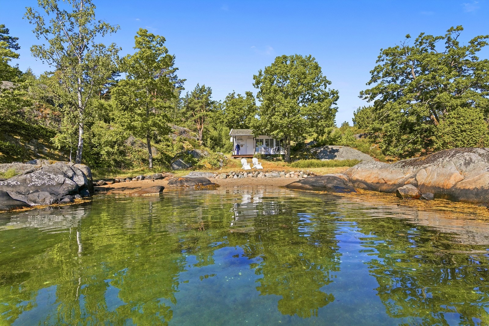 Det er også en flott sandstrand i front av strandhytta. Galleribilde