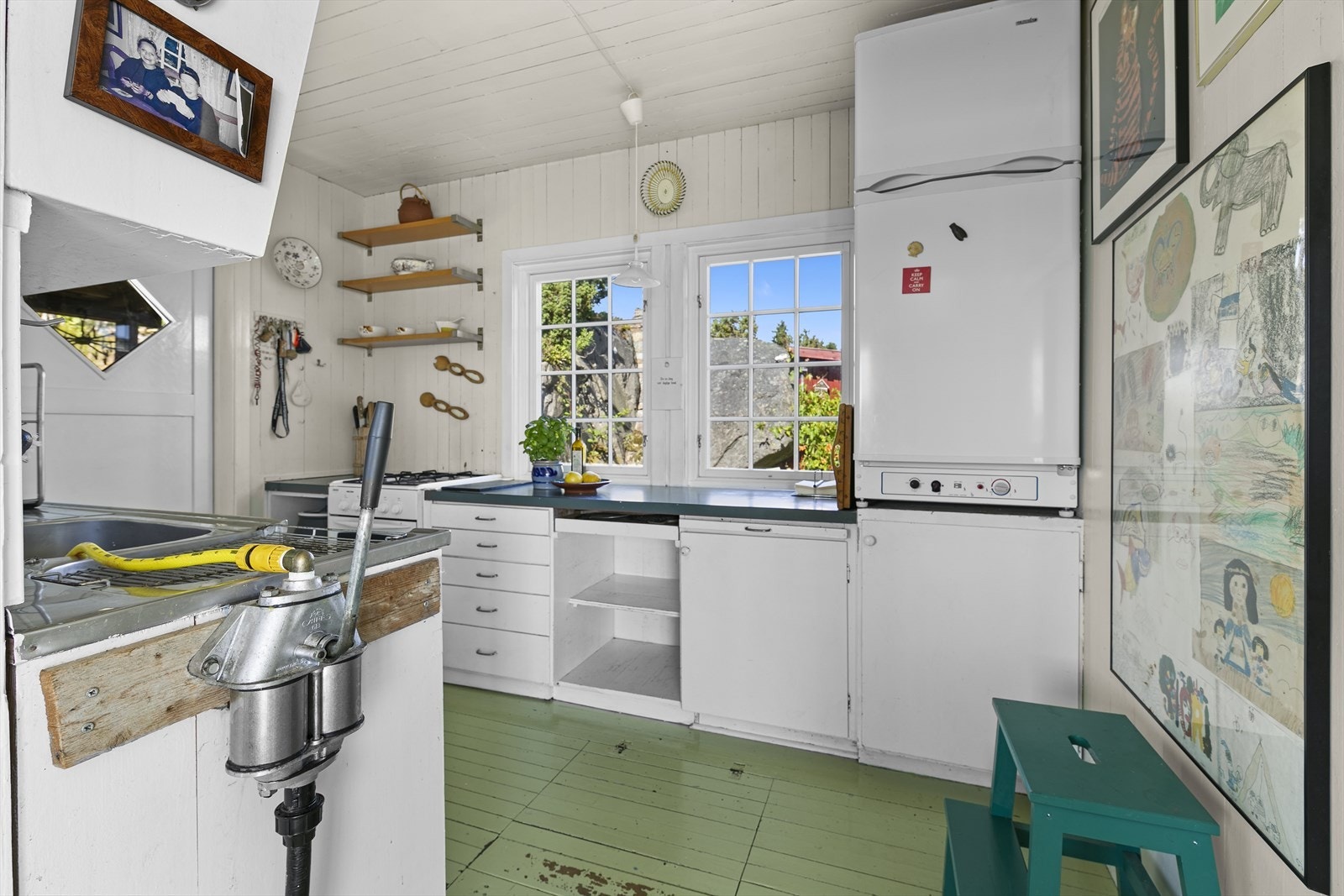 Det er egen utgang fra kjøkkenet, som fører til det lune uterommet. Galleribilde