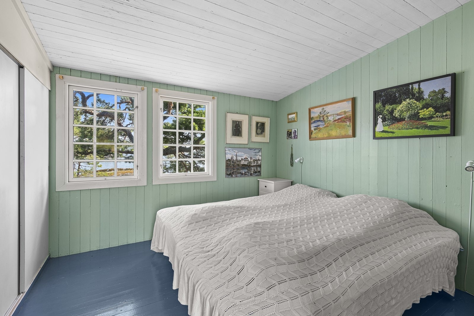 Hovedsoverom med plassbygget skyvedørsgarderobe. Galleribilde