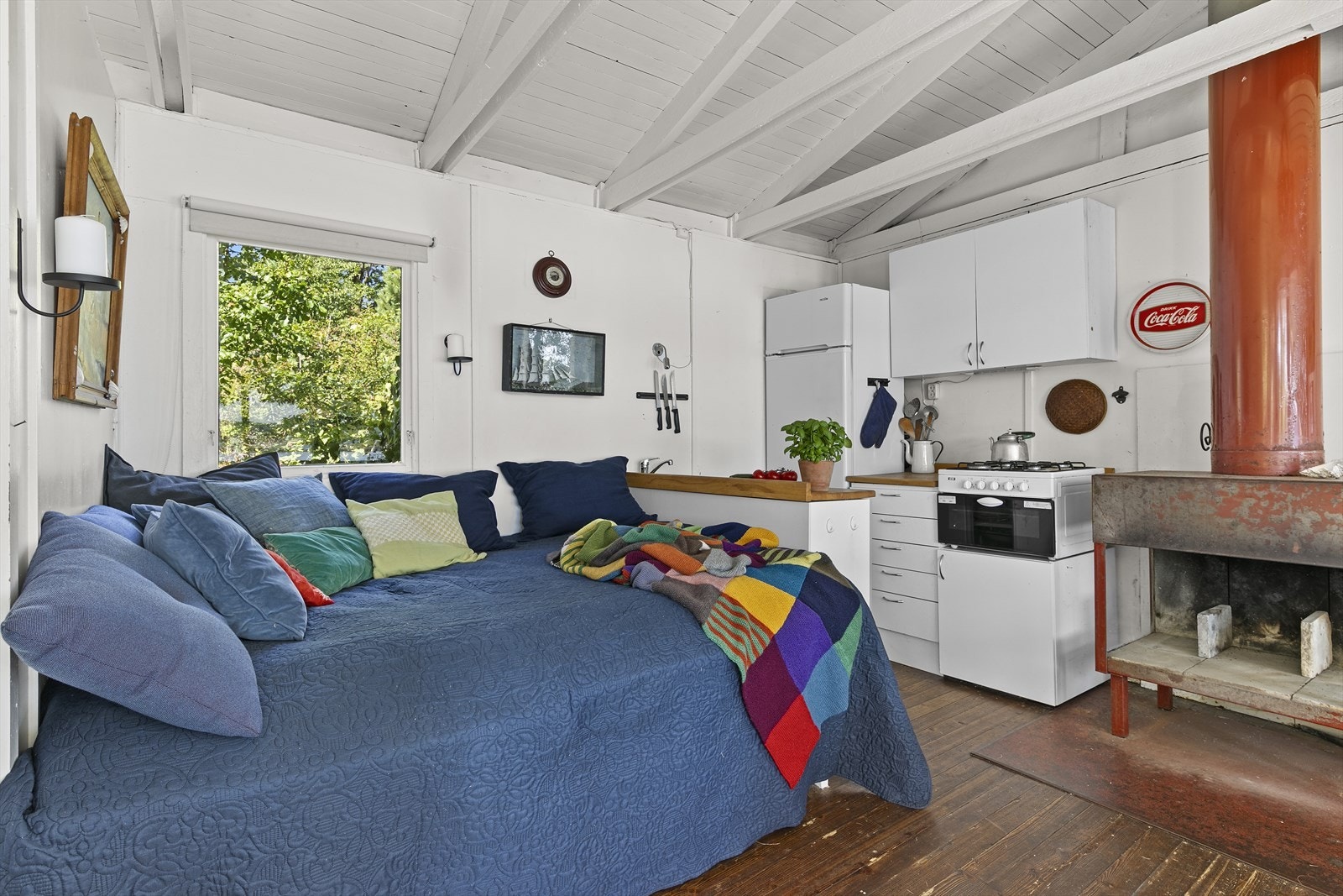 Hytta består av to rom, stue/kjøkken og soverom. Det er kjøkkeninnredning av tre og frittstående ildsted med stålpipe. Galleribilde