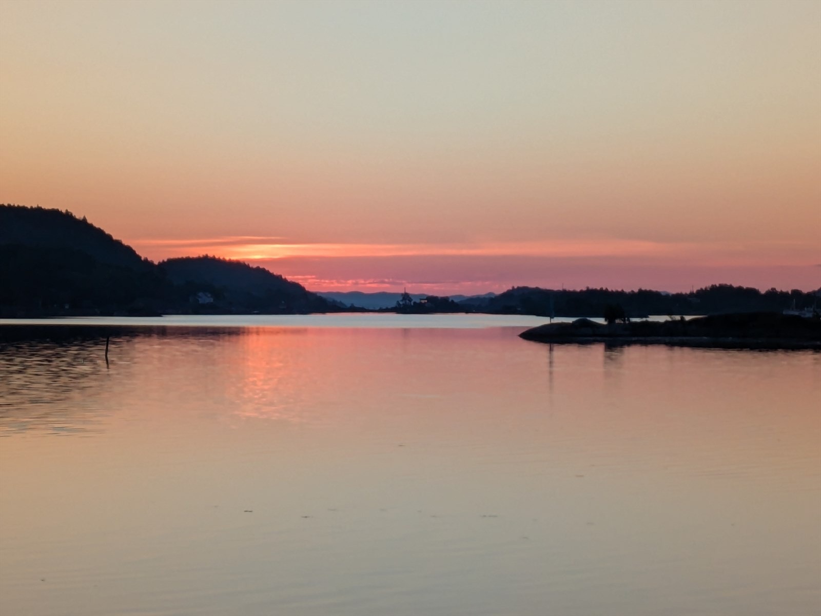Stedet har vært i familiens eie i over 100 år; helt siden Kjelsøy ble kjøpt av kunstmaleren Jean Heiberg i Paris i 1920. Galleribilde