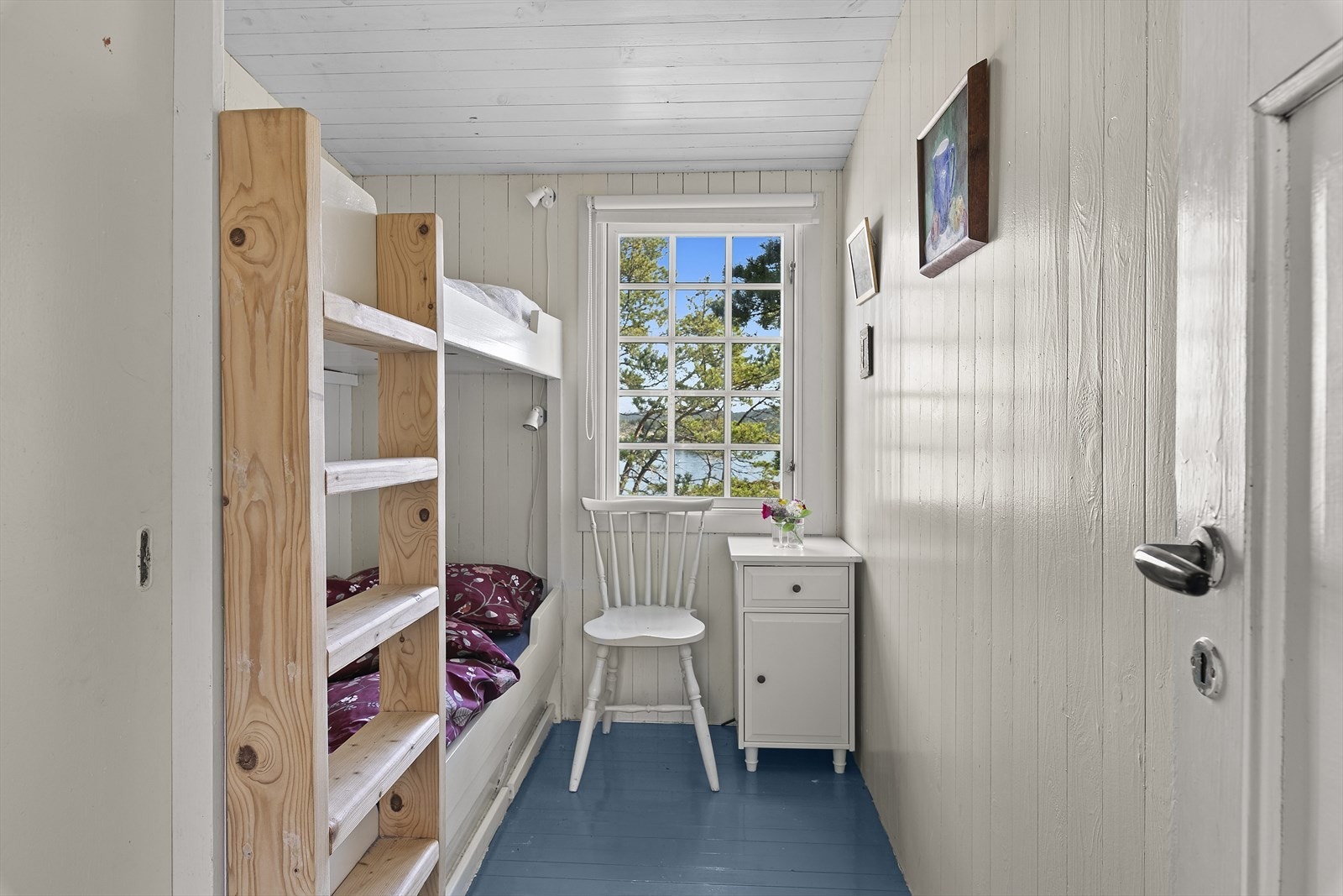 Tre av soverommene inneholder plassbygde køyesenger og skap. Galleribilde