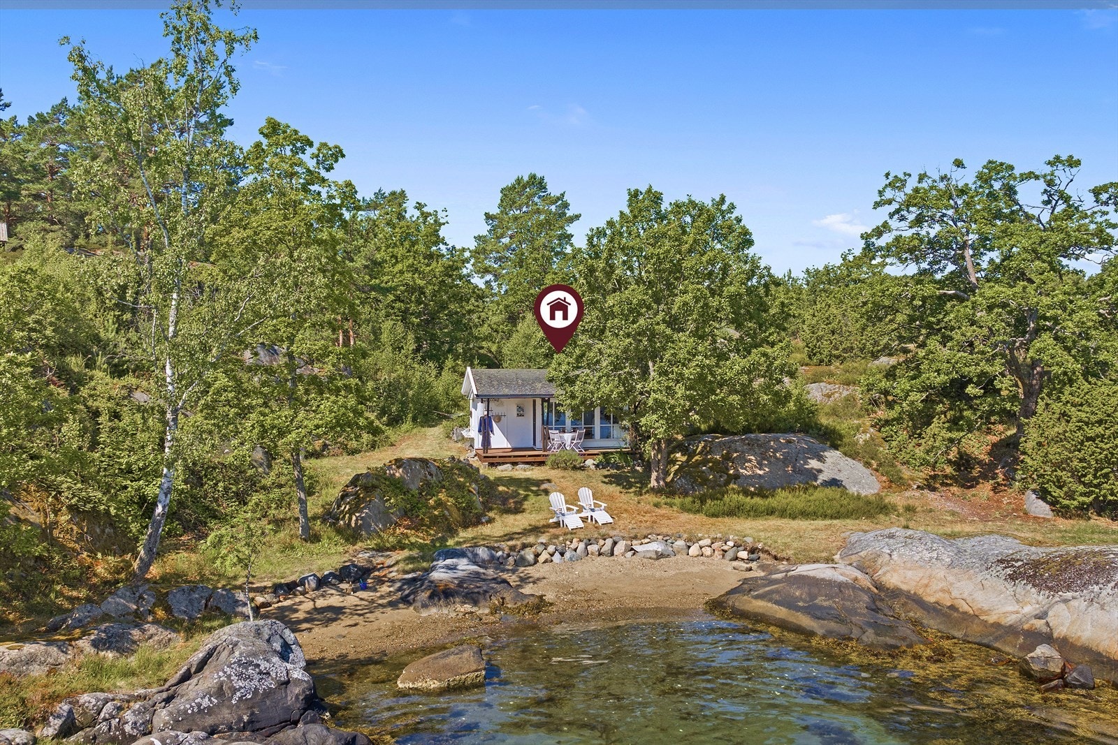 Strandhytta er en tidlig ferdighytte, som Jean Heiberg fikk satt opp i 1955, da han eide Kjelsøy. Galleribilde