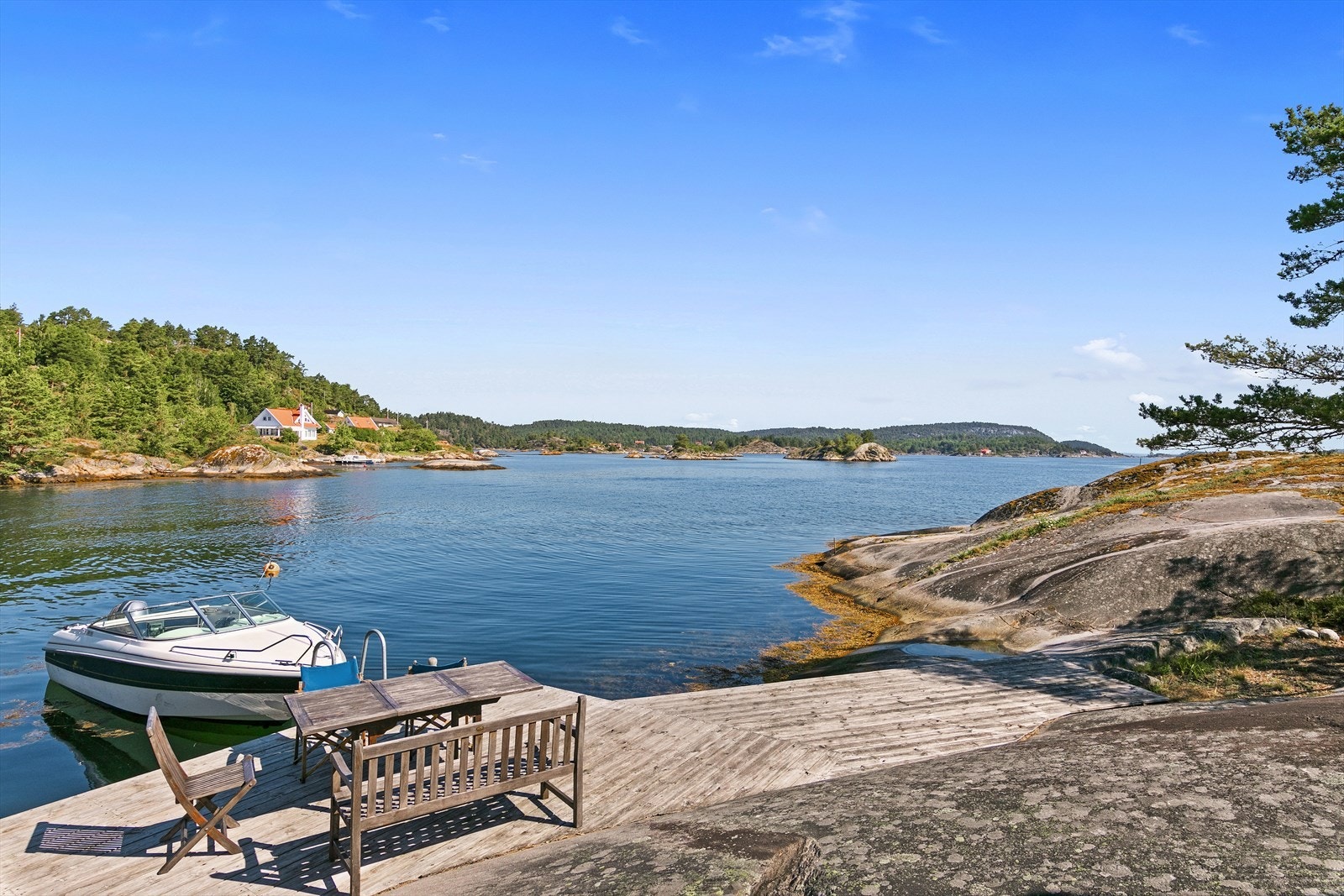 Ved brygga er det fine svaberg. Galleribilde