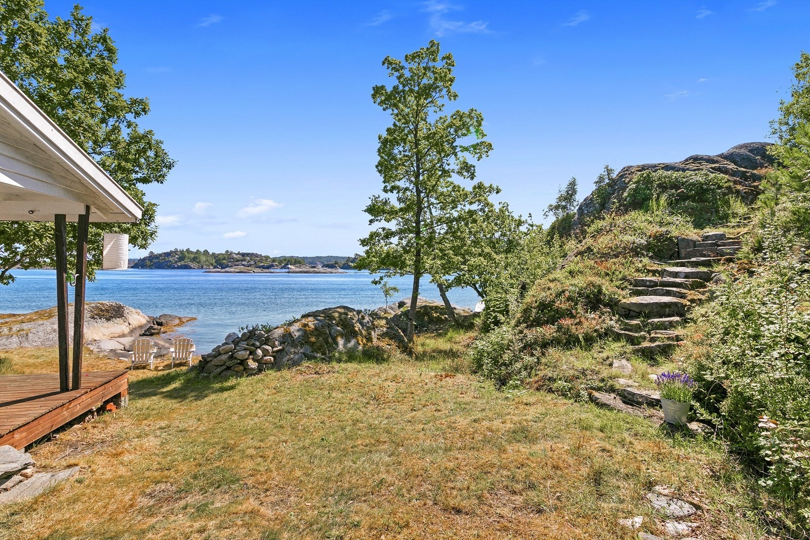 Ved strandhytta er det flotte steintrapper som fører opp til utedoen. Galleribilde
