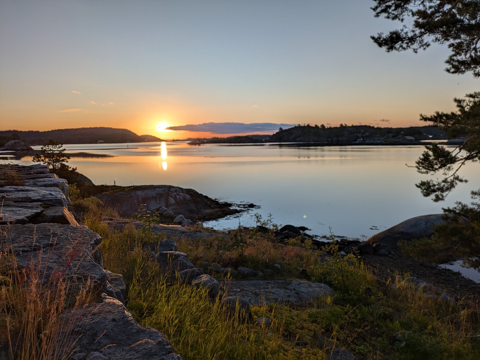 Soloppgang sett fra uteplass ved hovedhytta. Galleribilde