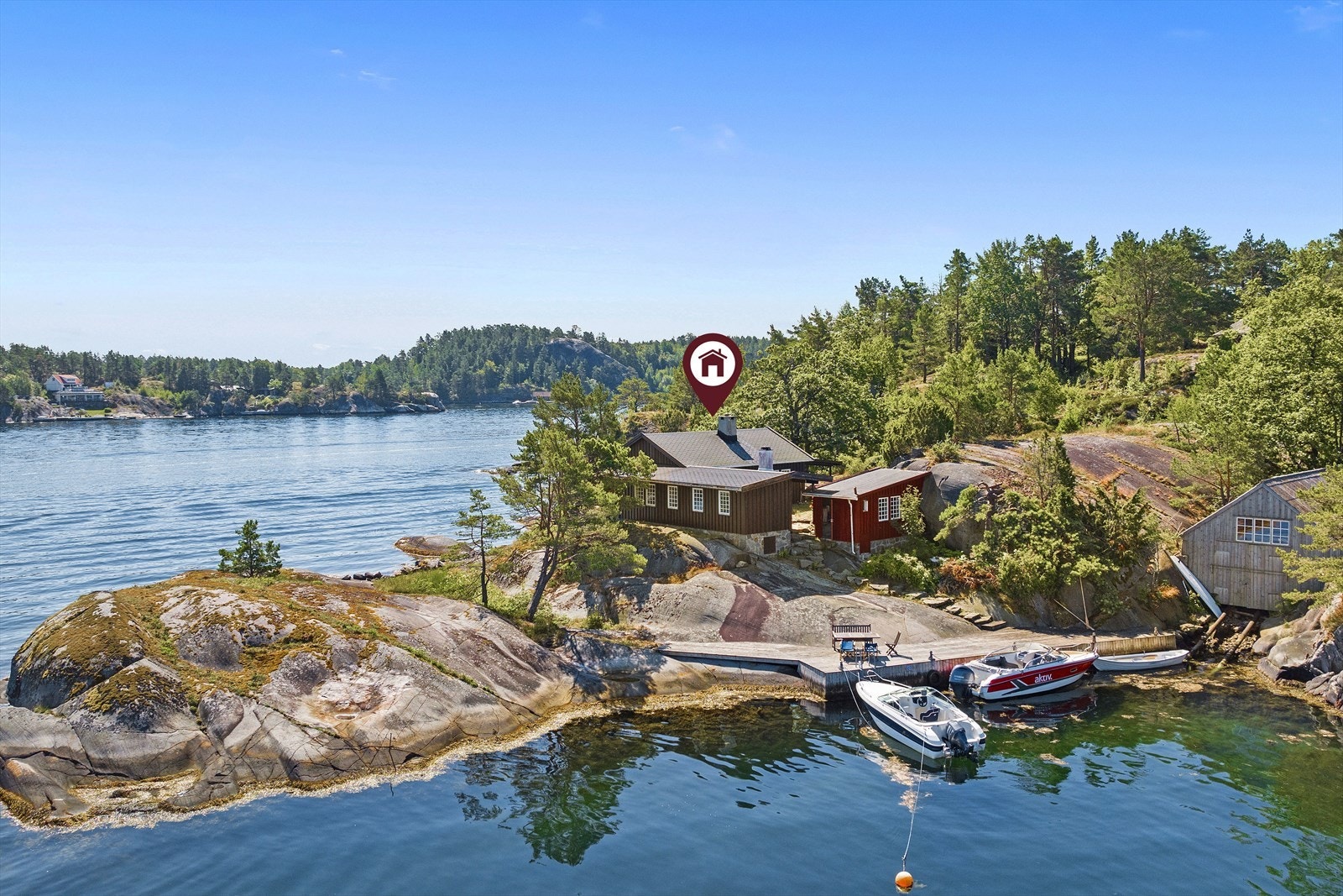 Hovedhytta med sjøbod er oppført i 1963, tegnet av arkitekt Helge Welhaven Heiberg. Galleribilde