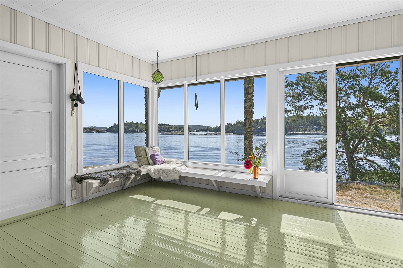 Fra stua er det utgang til uteplass mot sørøst, som er delvis overbygget. Galleribilde