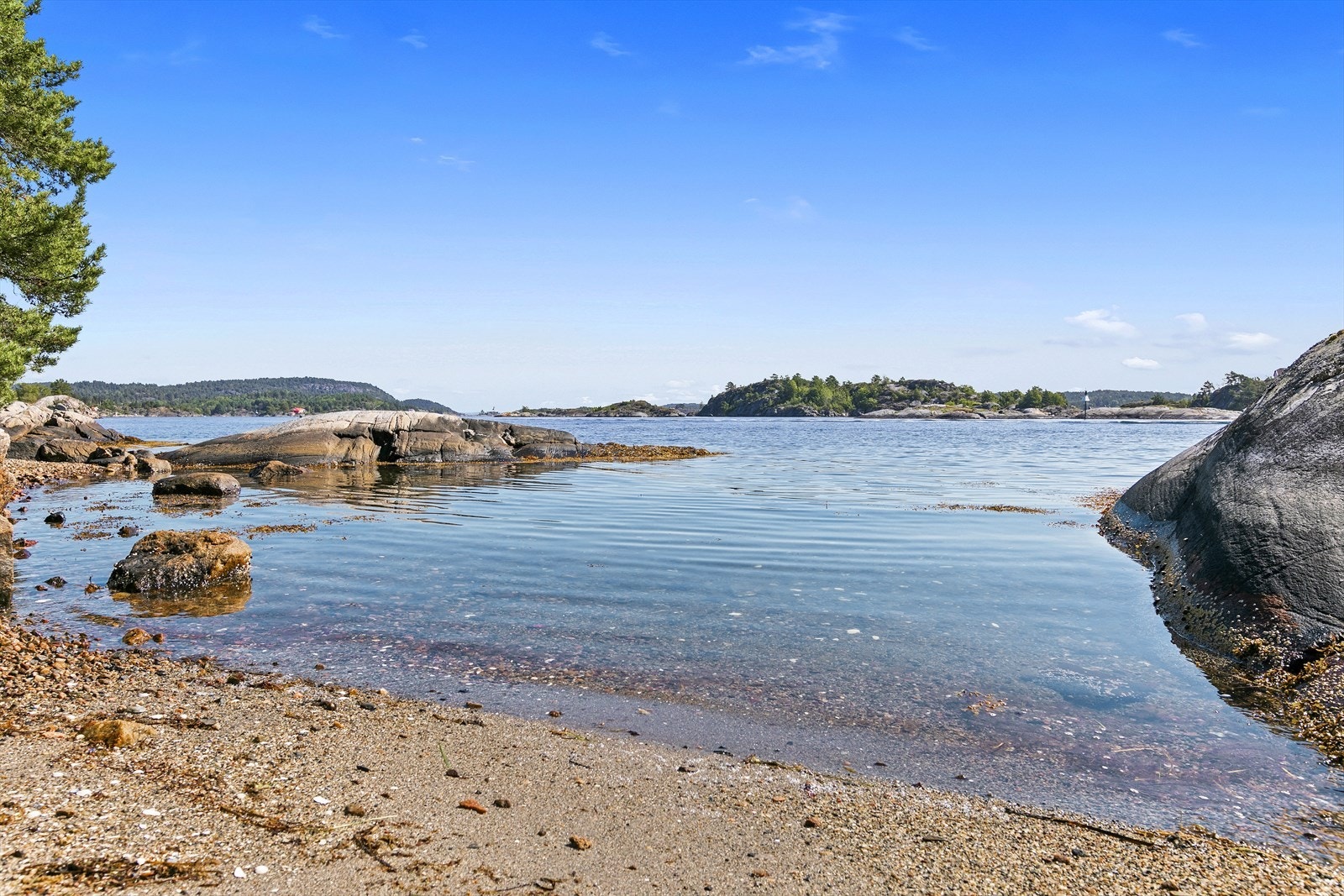 Strand ved hovedhytta. Galleribilde