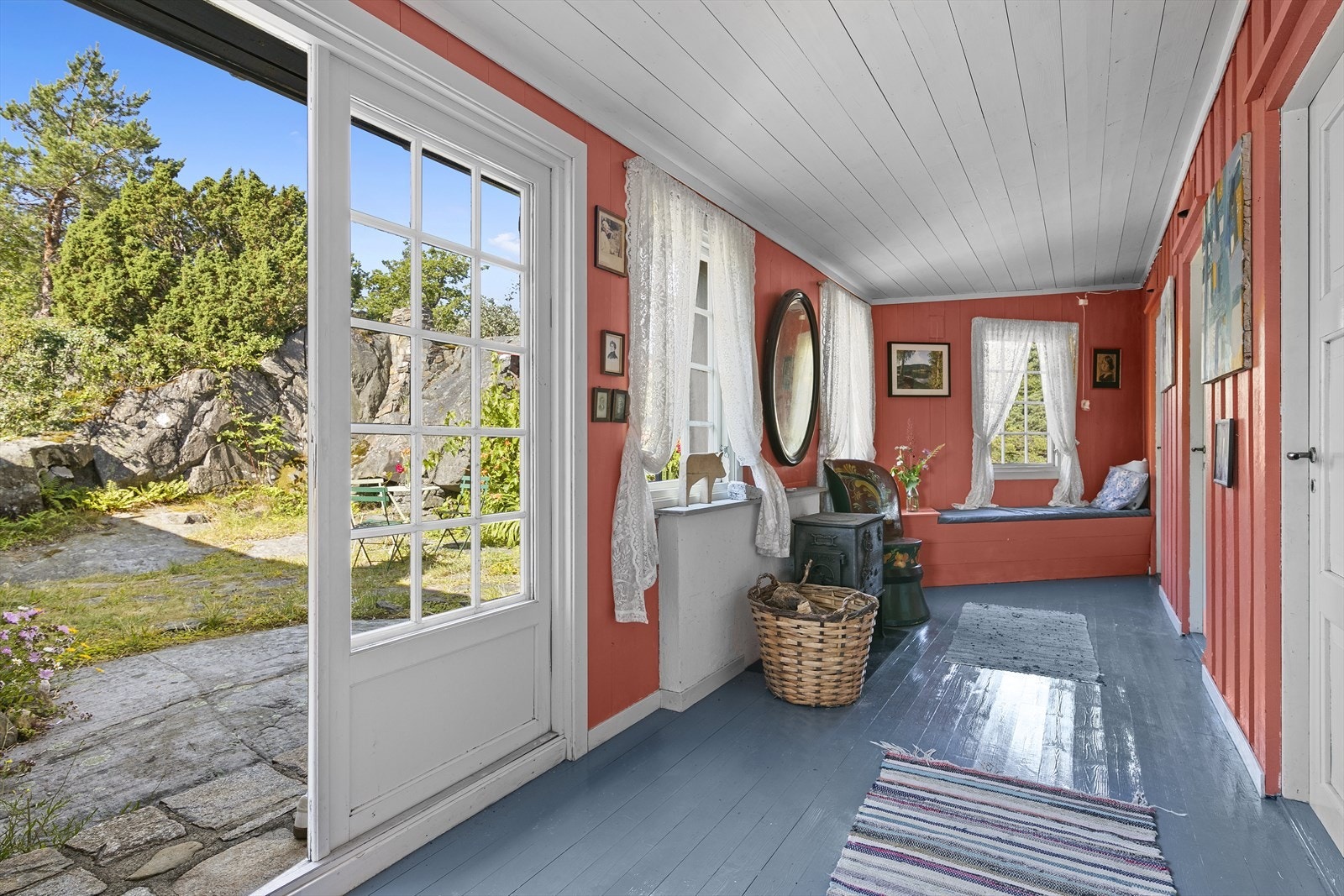 Fra atriet er det inngang til hytta via tofløyet dør med glass. Her er det gang med vedovn og plassbygd sittebenk, og inngang til hyttas fire soverom. Galleribilde