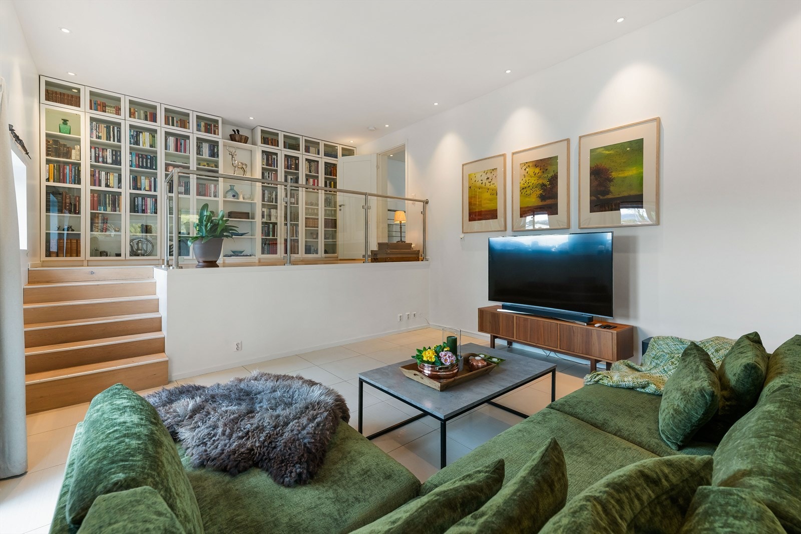 Tv-stuen er av god størrelse og har varme i gulv i nedre del. Nytt glassrekkverk i 2026. Galleribilde