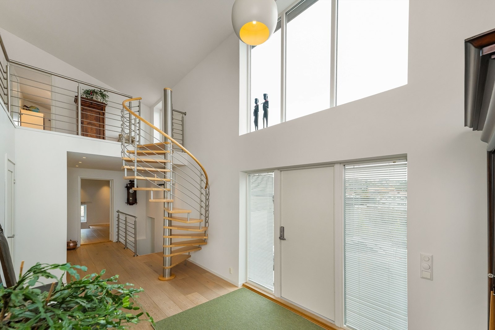 Fra hallen har du tilgang til 2. etasje og direkte tilgang til garasjen. Galleribilde